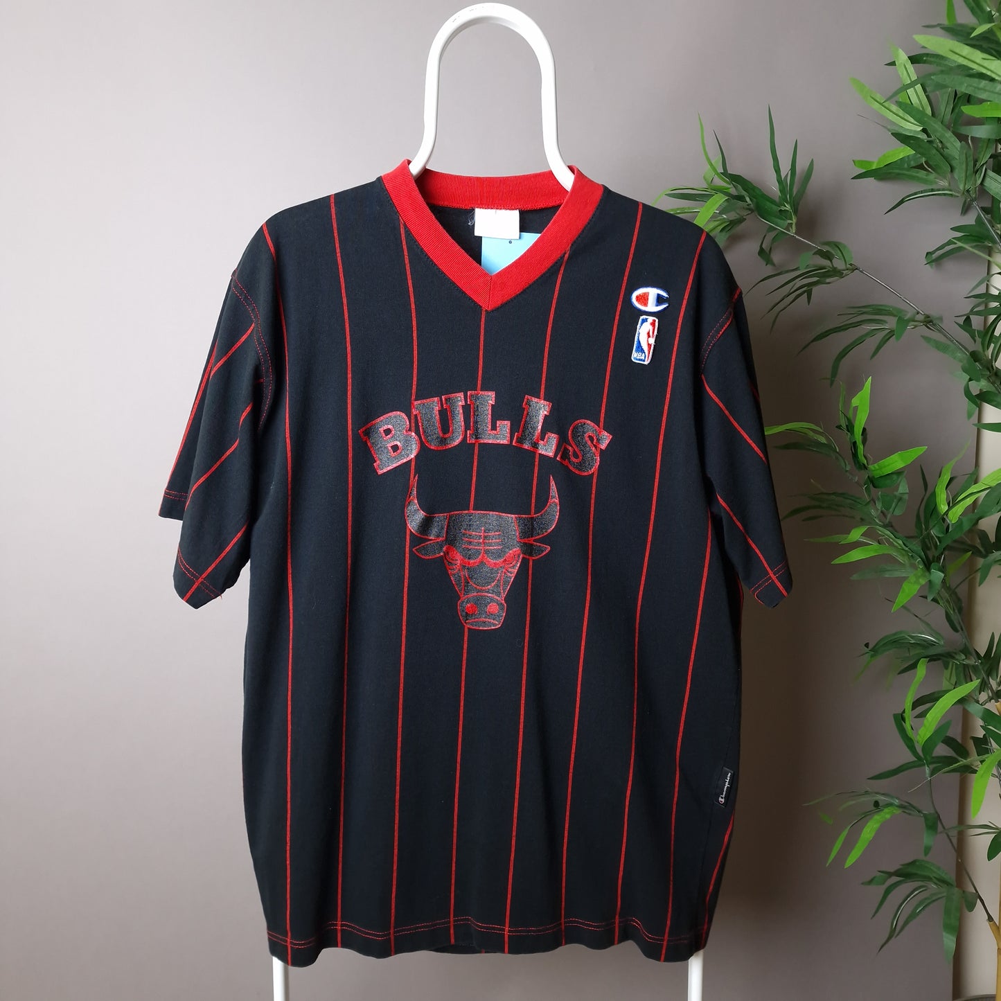 Vintage Chicago Bulls Champion t-shirt in black and red - medium