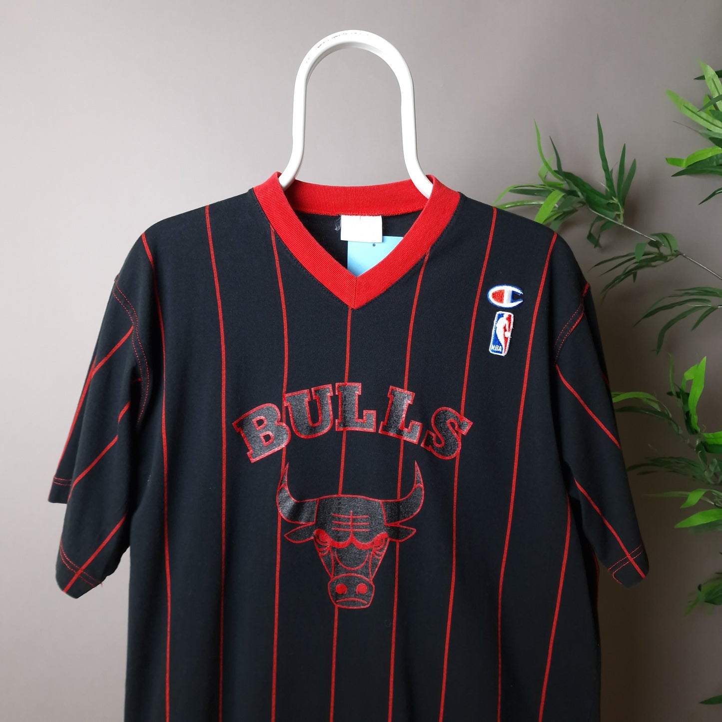 Vintage Chicago Bulls Champion t-shirt in black and red - medium