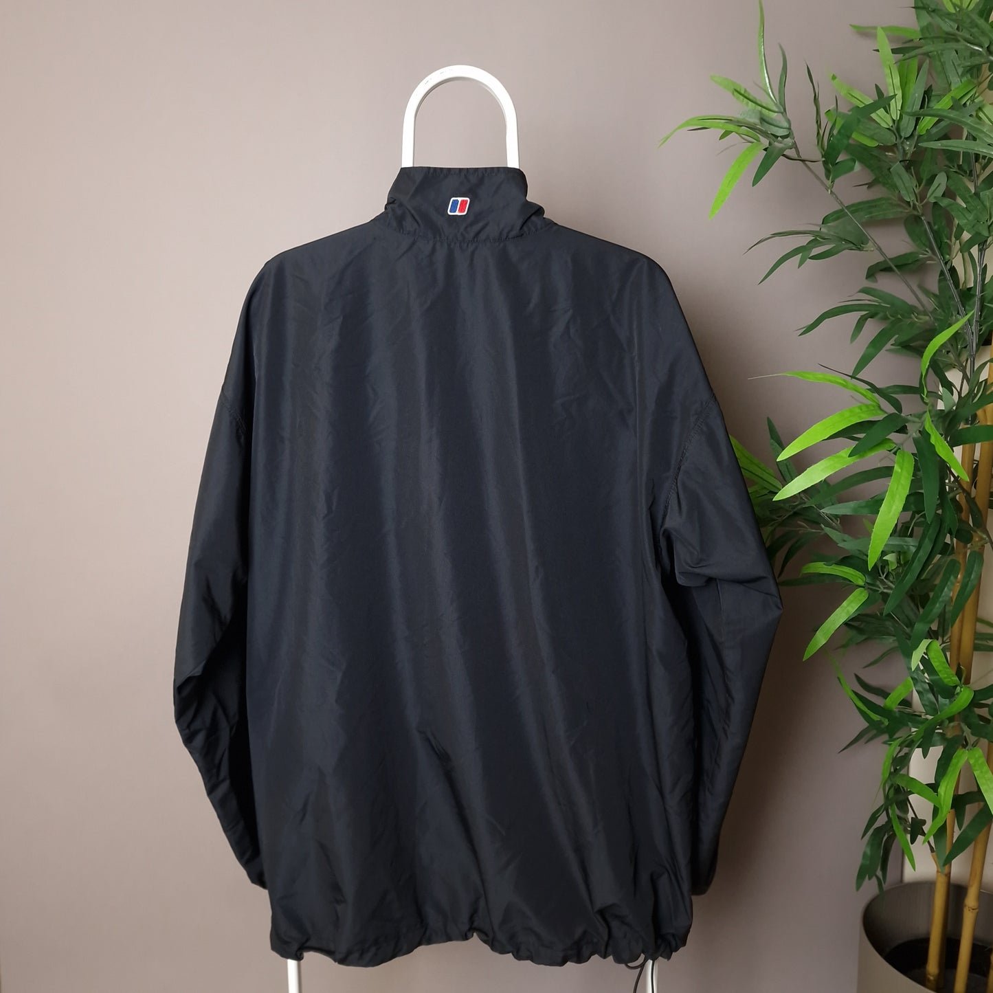Berghaus 1/4 zip air foil windshield jacket in black - XXL