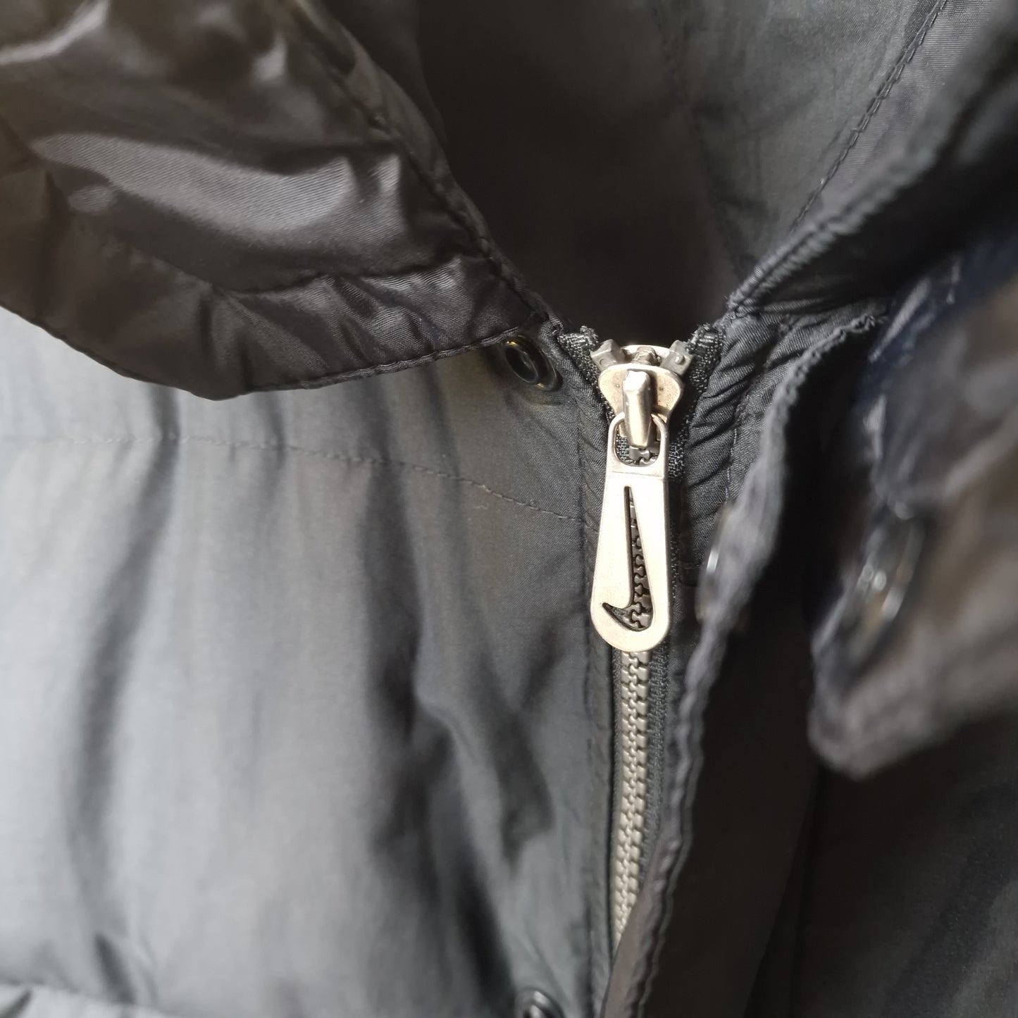 90s Nike down filled puffer jacket in black - L/XL