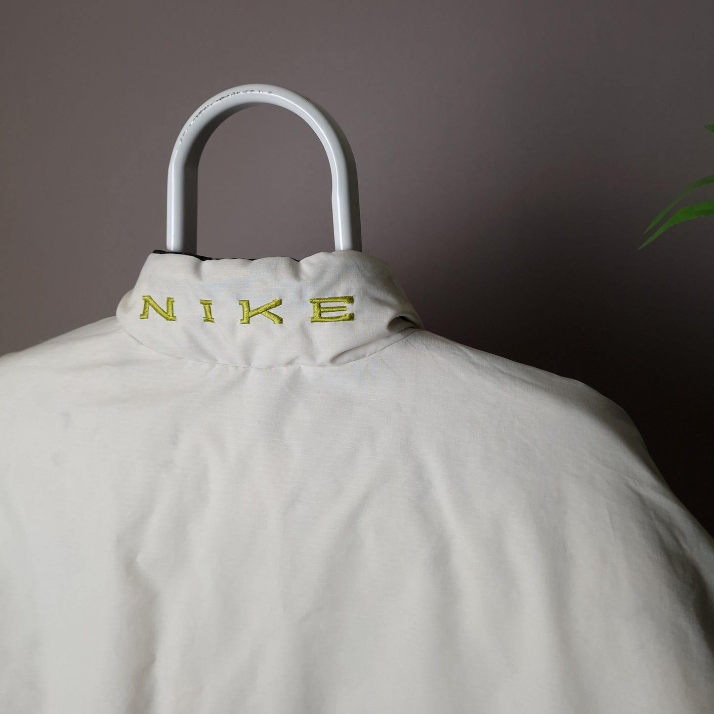 Vintage Nike reversible puffer jacket in black and white - large