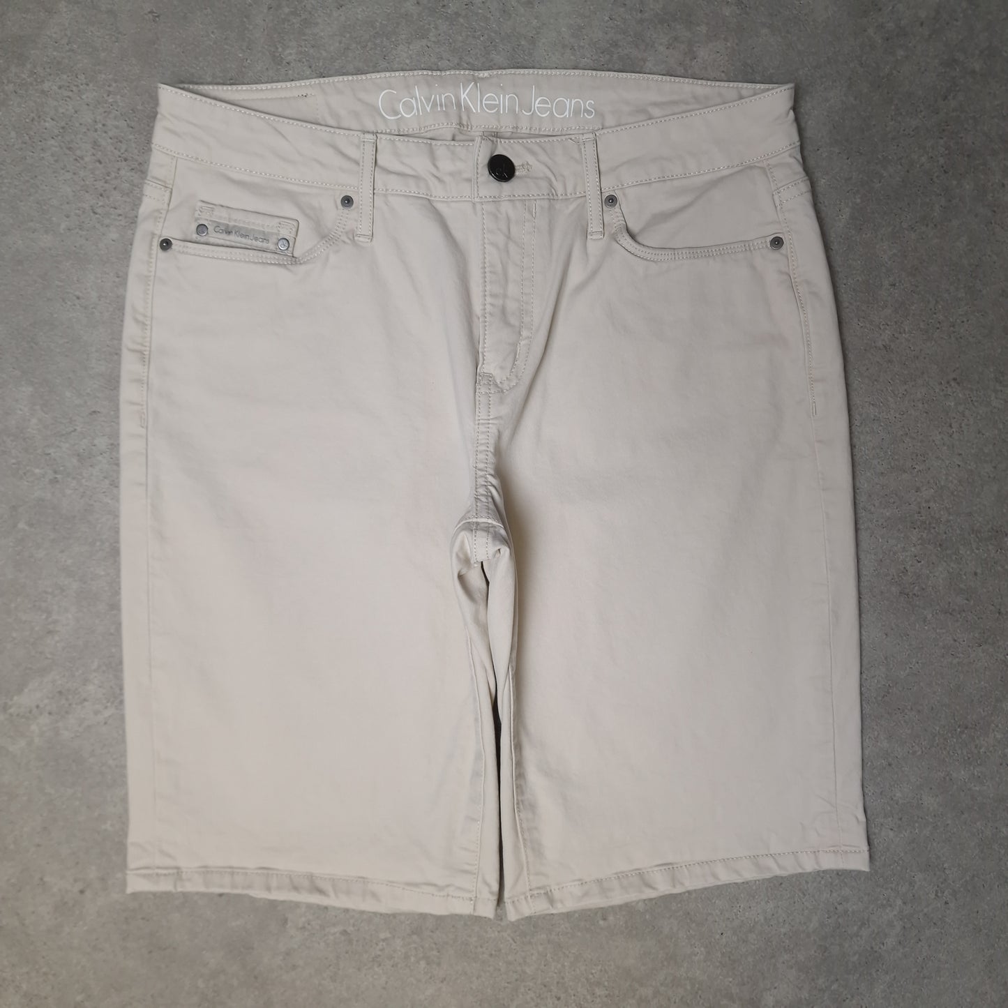Vintage Calvin Klein shorts in cream - UK8