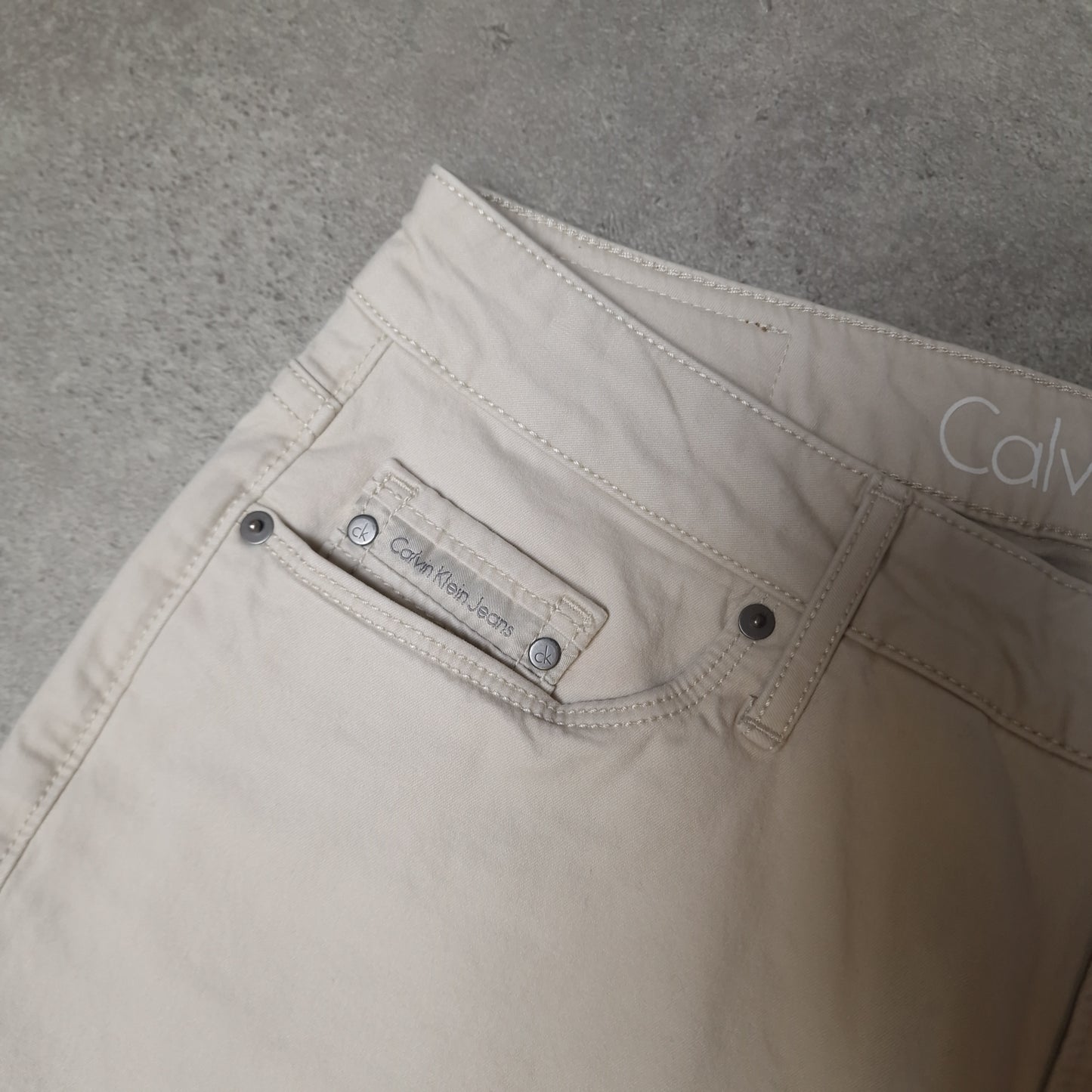 Vintage Calvin Klein shorts in cream - UK8
