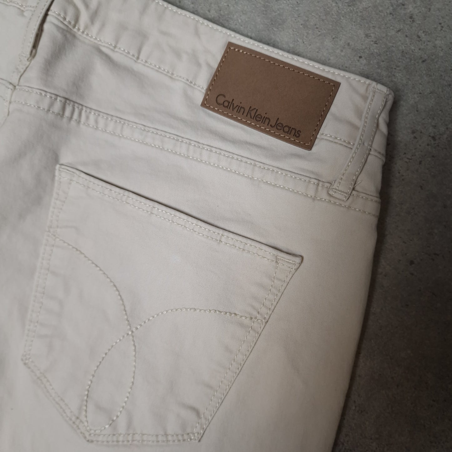 Vintage Calvin Klein shorts in cream - UK8