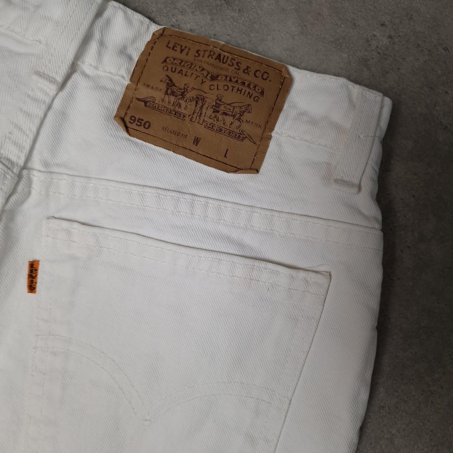 Vintage Levi's 950 orange tab denim shorts in white - women's small
