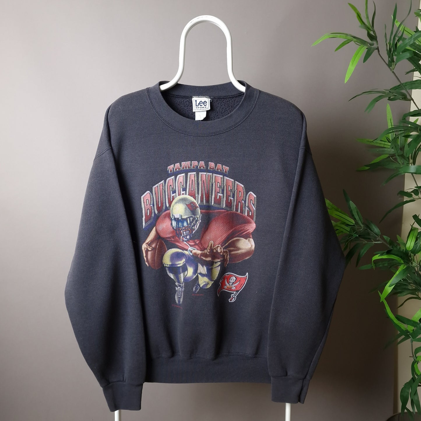 Vintage tampa bay buccaneers graphic sweatshirt - medium