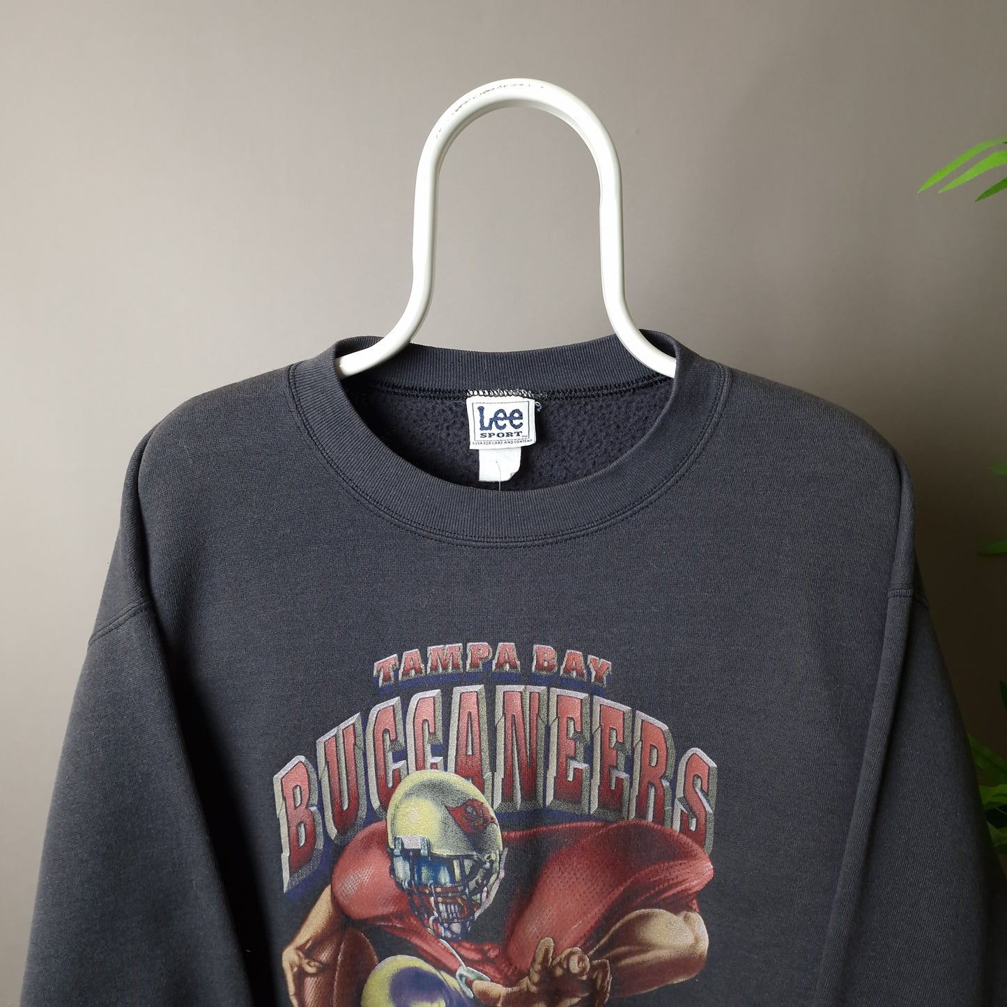 Vintage tampa bay buccaneers graphic sweatshirt - medium