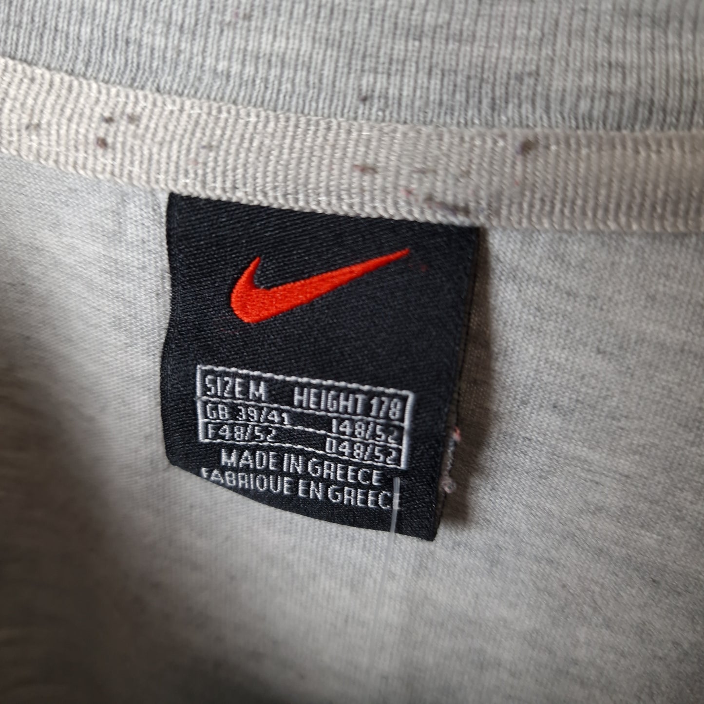 Vintage Nike t-shirt in grey - medium