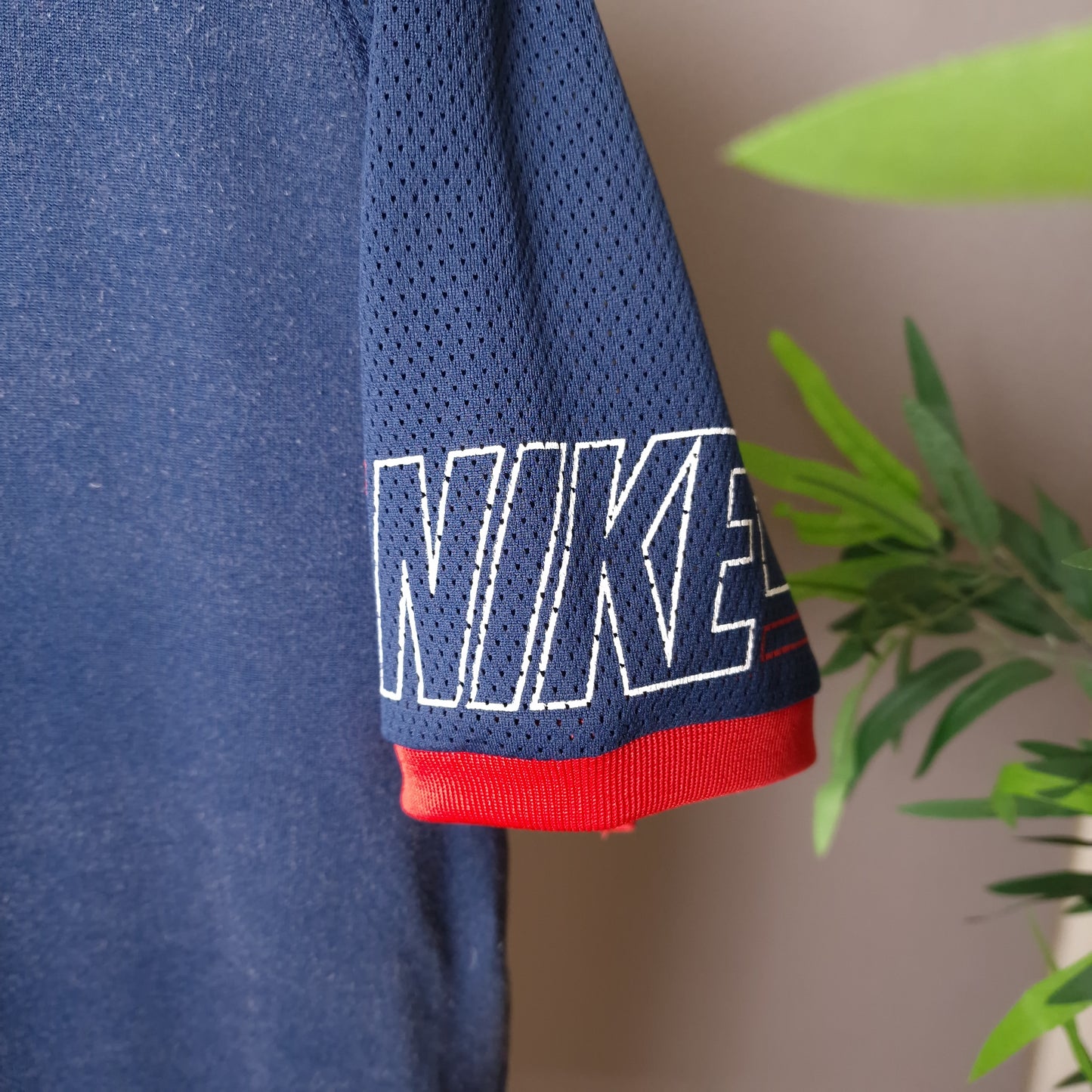 Vintage Nike t-shirt in blue and red - medium