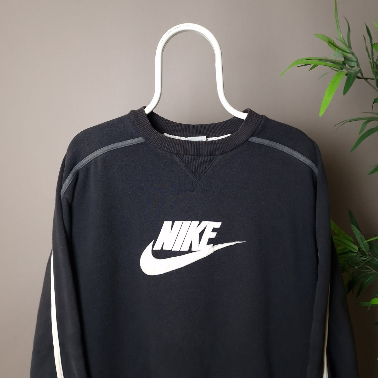 Vintage 00s Nike spellout sweatshirt in black - Large