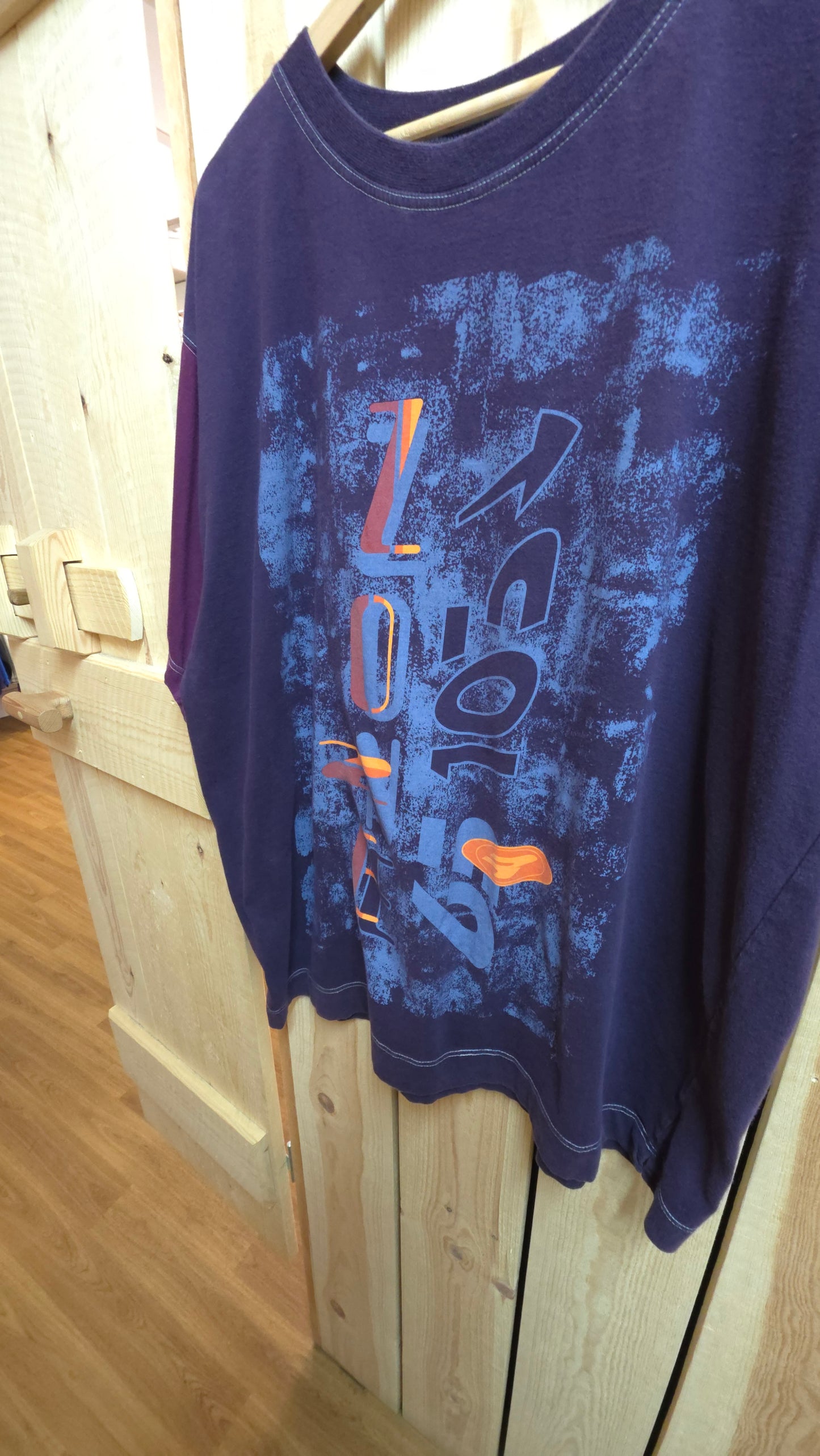 Vintage 90s Reebok graphic t-shirt in purple and blue - XXL