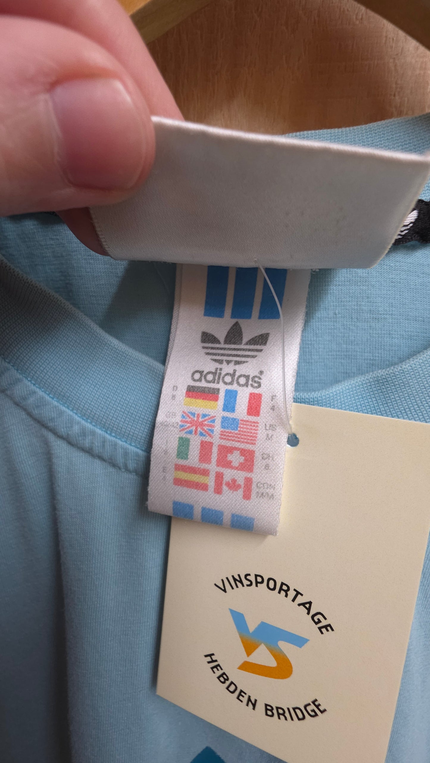 Vintage adidas originals t-shirt in baby blue - boxy medium/large